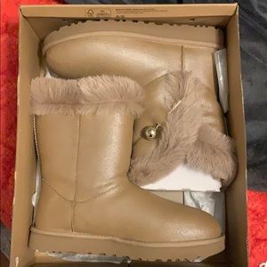 Ugh Classic Fluff Pin